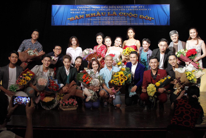 Ngọc Trinh chụp ảnh cùng các bạn học sau buổi thi học kỳ. Lớp diễn viên căn bản còn có ca sĩ S.T, người đẹp Nguyễn Thị Loan là học viên.