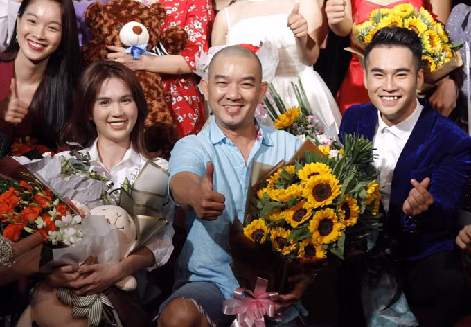 Đạo diễn Vũ Minh (giữa) hài lòng với phần thể hiện của học trò.