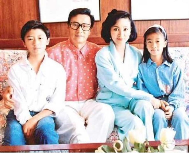 Tạ Đình Phong sinh ra trong gia đình với bố mẹ đều là những ngôi sao nổi tiếng.