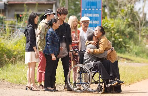 Tuy nhiên khi ra rạp phim đã bị quay lén. Ảnh: Đoàn phim