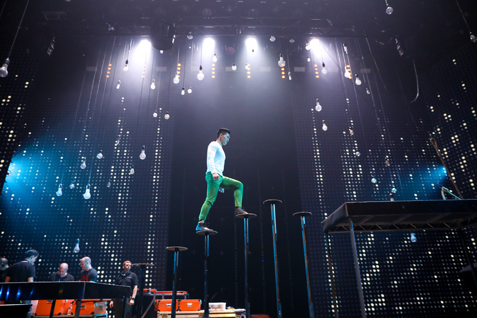 Chuẩn bị cho tiết mục có màn mạo hiểm "chết người" là nhảy bổng qua 2 cây cột cao lênh khênh để lên bục, Quốc Cơ phải đầu tư cho phần tập bước. Phía Quốc Cơ - Quốc Nghiệp cũng xác nhận tiết mục có sự sắp đặt để thêm phần kịch tính, nhưng việc vượt qua chướng ngại và áp lực tâm lý vì những cây cột đổ vẫn đủ giúp họ chứng tỏ tài năng với khán giả.