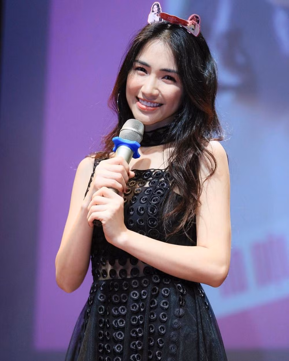 Hòa Minzy tại buổi offline ở Hà Nội chiều 27/5.