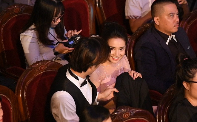 Nhan Phúc Vinh cởi áo khoác đưa Nhã Phương tại sự kiện.