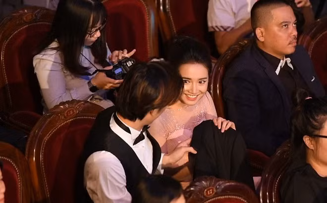 Nhan Phúc Vinh cởi áo khoác đưa Nhã Phương tại sự kiện.