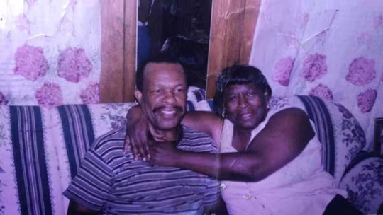 Chong 98 tuoi moi ngay di bo gan 20 km toi benh vien tham vo