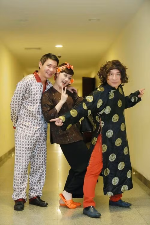 Quang Thắng hài hước bên những người bạn diễn.