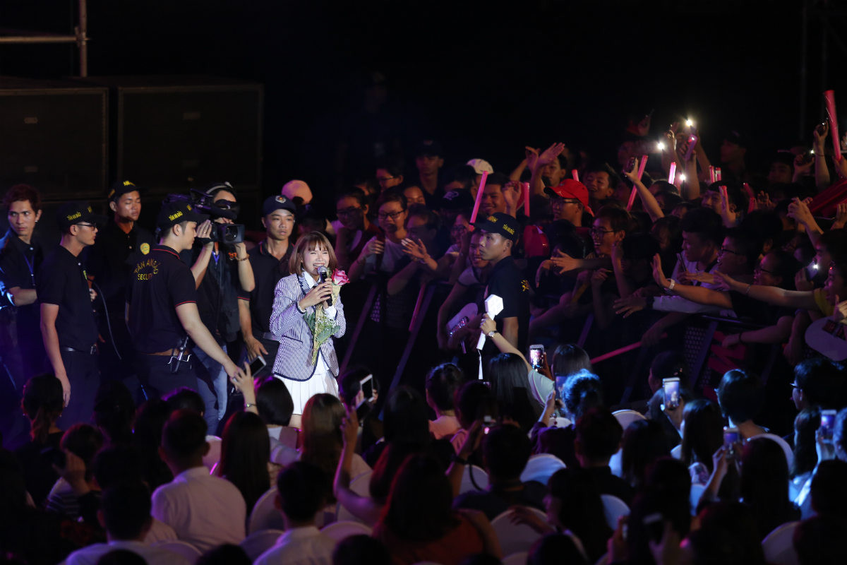 Khi được MC Thanh Bạch hỏi khó về việc phân chia thời gian cho công việc và ông xã thế nào, Khởi My hài hước nói: "Nếu nói 30% thì sẽ có người sẽ giận đó. Nhưng thay vì để trả lời cho câu hỏi này thì thôi để con được hát đi". Cô còn biểu diễn các bài: "100% yêu", "Trải qua" và "Break up".