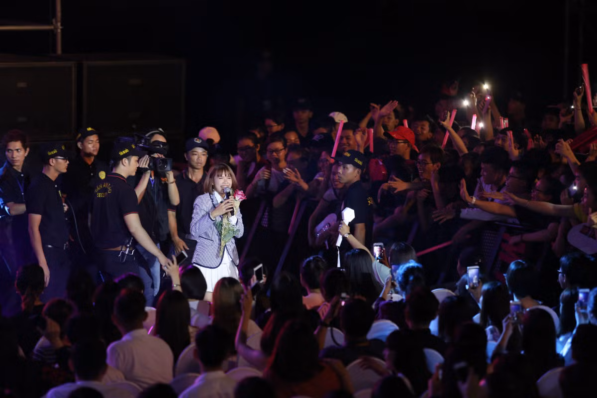 Khi được MC Thanh Bạch hỏi khó về việc phân chia thời gian cho công việc và ông xã thế nào, Khởi My hài hước nói: "Nếu nói 30% thì sẽ có người sẽ giận đó. Nhưng thay vì để trả lời cho câu hỏi này thì thôi để con được hát đi". Cô còn biểu diễn các bài: "100% yêu", "Trải qua" và "Break up".