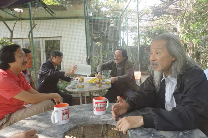 Từ phải sang: Họa sĩ Văn Thao, diễn viên Giang “còi” và những người bạn tại nhà vườn của gia đình.