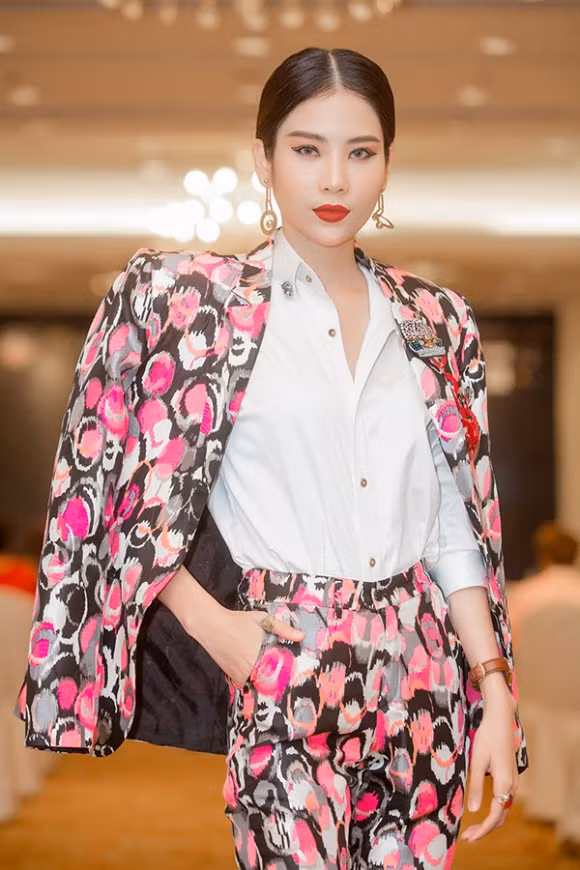 Xuất hiện cùng dàn thí sinh ưu tú nhất được lựa chọn từ hàng trăm gương mặt nổi bật từ vòng sơ khảo, Nam Anh thu hút sự chú ý khi được xem là gương mặt quen thuộc của làng mẫu không ngại thử thách mình qua một cuộc thi người mẫu chuyên nghiệp.