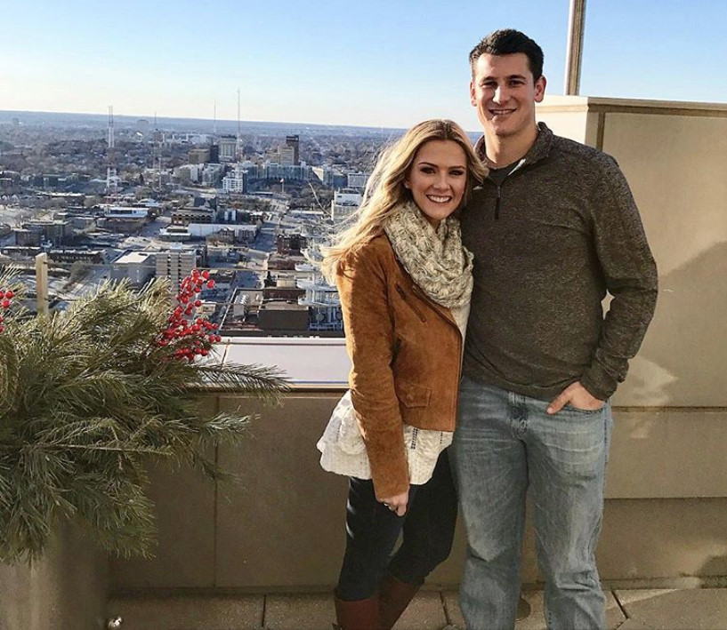 Bức ảnh hạnh phúc dịp Valentine 2017 được Conner chia sẻ trên trang cá nhân. Vì sống tại Texas, anh thường xuyên di chuyển quãng đường 200 dặm đến Nebraska thăm bạn gái.