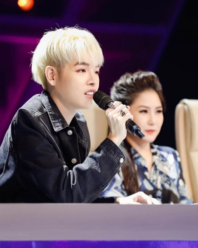 Từ khi ngồi ghế giám khảo cuộc thi tìm kiếm tài năng âm nhạc đến nay, Đức Phúc liên tục vấp phải những ý kiến trái chiều.