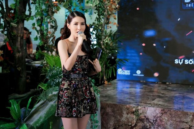 Dù cao 1m65 nhưng xem ra Diễm My 9X vẫn khá thành công khi khoe đôi chân thẳng tắp. Với khả năng dẫn dắt lôi cuốn cùng vẻ ngoài chỉn chu, Diễm My nhanh chóng thu hút sự chú ý của khán giả tại sự kiện.