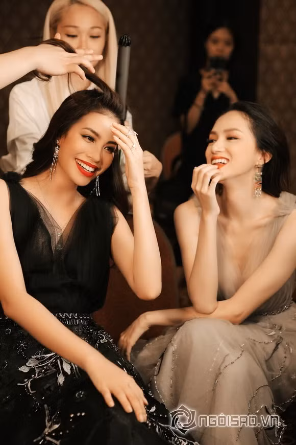 Theo kịch bản ban đầu, Phạm Hương và Hương Giang sẽ song song catwalk ở vị trí vedette. Tuy nhiên vào phút chót, Hương Giang đã không lên sân khấu vì lý do... cô ngồi ở phòng make-up và chờ ê-kíp sản xuất gọi đến giờ ra diễn. Khi biết Hương Giang không thể ra diễn, Phạm Hương đã bày tỏ cảm xúc tiếc nuối bởi cả hai đã bàn bạc kỹ với nhau về việc phối hợp ăn ý ra sao trên sân khấu. Để không làm ảnh hưởng đến chương trình, Phạm Hương đã tuân thủ theo yêu cầu của NTK khi xuất hiện một mình ở vị trí vedette.