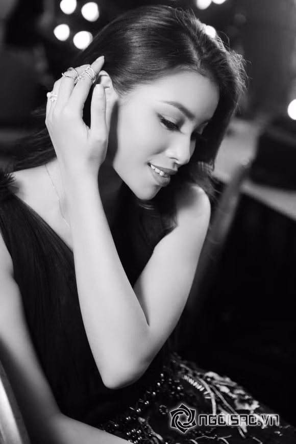 Loạt hình đen trắng huyền bí cực đẹp của Hoa hậu Phạm Hương trong hậu trường.
