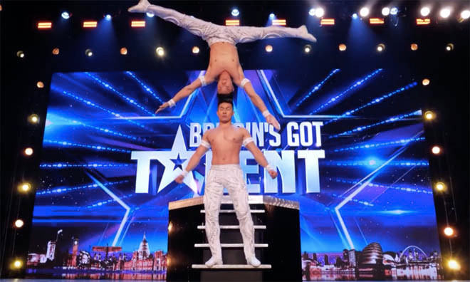Màn trình diễn dùng đầu giữ thăng bằng của anh em Quốc Cơ - Quốc Nghiệp tại Britain's Got Talent.