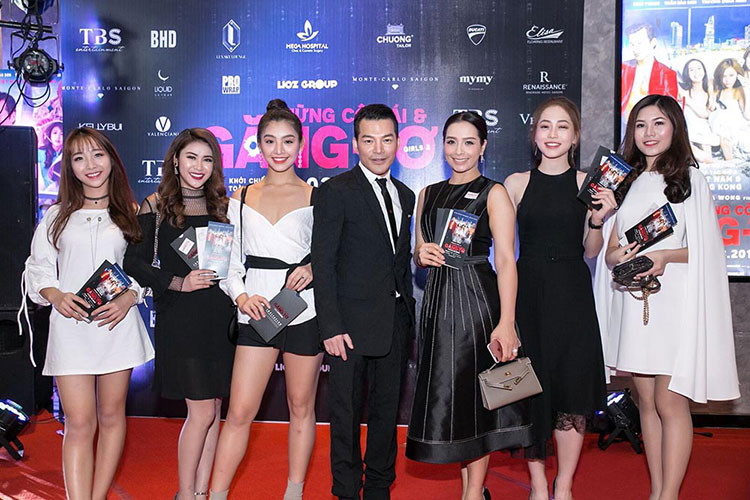 Diễn viên Trần Bảo Sơn chụp ảnh cùng dàn người đẹp.