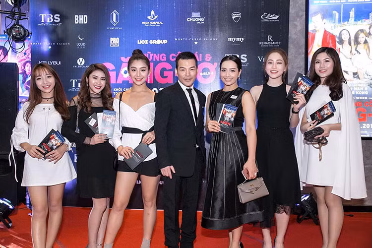 Diễn viên Trần Bảo Sơn chụp ảnh cùng dàn người đẹp.