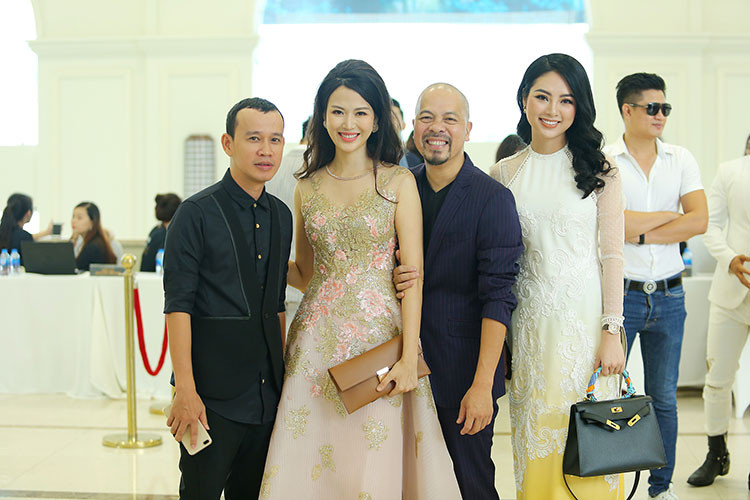 Chuyên gia đào tạo Phúc Nguyễn (ngoài cùng bên trái) cho biết, dự án rất chú ý đến những gương mặt mới nhiều tiềm năng để có thể đào tạo, huấn luyện từ A đến Z theo dạng “gà nòi” cho các cuộc thi sắc đẹp trong và ngoài nước.