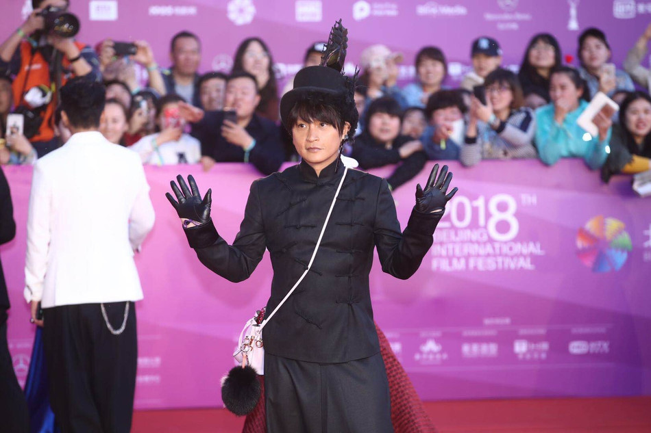 Trần Chí Bằng lại mang đến phong cách kỳ dị trên thảm đỏ. Nam diễn viên Hoàn Châu cách cách hiện tập trung phát triển sự nghiệp ở Đại lục.