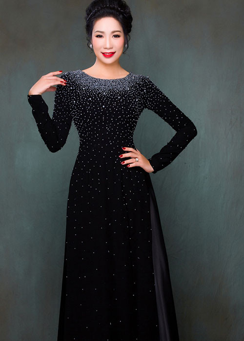 Những thiết kế được đính đá, pha lê tạo sự sang trọng cho người mặc.