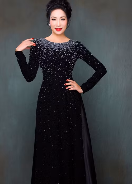 Những thiết kế được đính đá, pha lê tạo sự sang trọng cho người mặc.