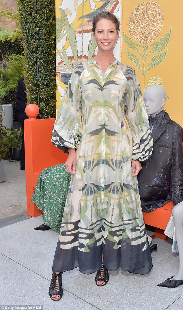 Siêu mẫu Christy Turlington trẻ trung trong mẫu váy phom dáng sơ mi tay phồng lạ mắt. Gần đây, chân dài thường xuất hiện trong các chiến dịch quảng bá thời trang của nhà mốt Versace.