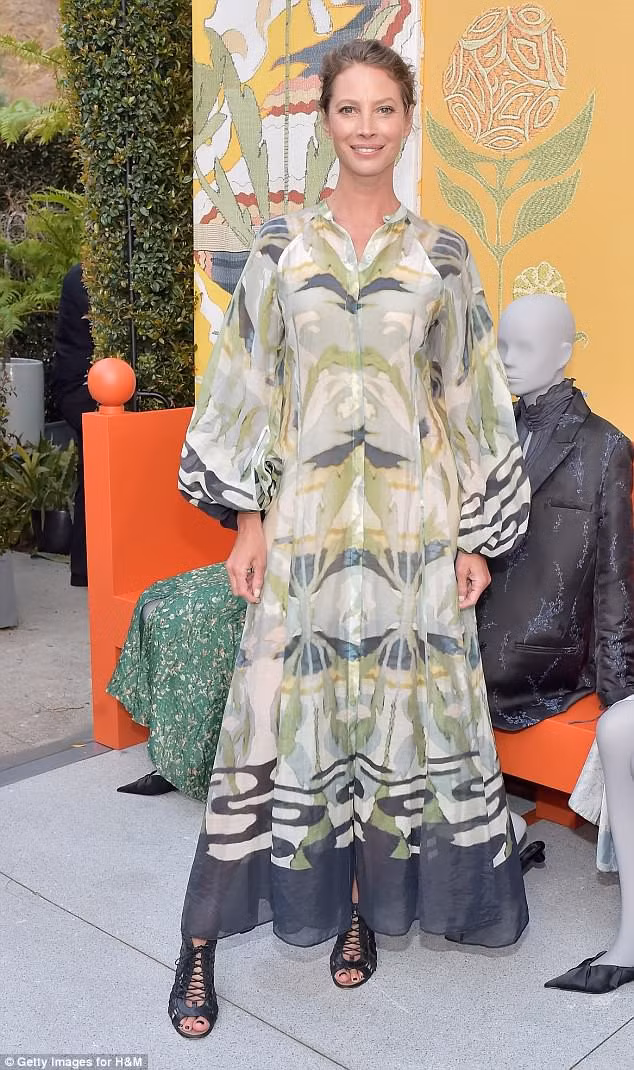 Siêu mẫu Christy Turlington trẻ trung trong mẫu váy phom dáng sơ mi tay phồng lạ mắt. Gần đây, chân dài thường xuất hiện trong các chiến dịch quảng bá thời trang của nhà mốt Versace.