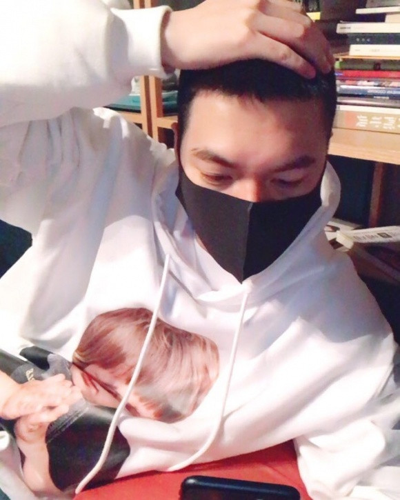 Nam diễn viên "Huyền thoại biển xanh" cắt tóc để bước vào khóa huấn luyện quân sự cơ bản trong vòng 4 tuần.