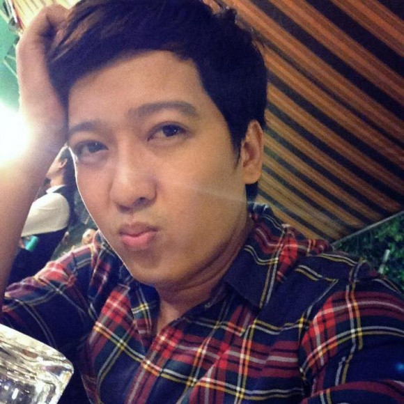 Trong hình, Trường Giang lộ má "phúng phính", hơi đen và ăn mặc rất giản dị. Hiện tại, dù đã ở tuổi 35 nhưng khi so sánh với loạt ảnh cũ này có thể nhận ra Trường Giang dường như không già đi chút nào.