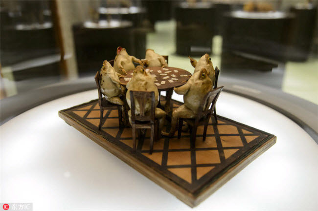 5. Bảo tàng ếch Tại bảo tàng ếch ở Estavayer-le-Lac, Thụy Sĩ, du khách có thể chứng kiến những cảnh ấn tượng như các con ếch chơi domino quanh bàn. Bảo tàng là ý tưởng của Francois Perrier, một cựu thành viên của lực lượng Cận vệ Đế chế vào thế kỷ 19.