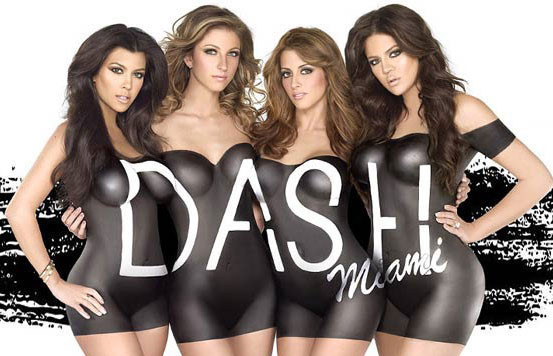 Hai chị em ngôi sao truyền hình thực tế Kourtney và Khloe Kardashian cùng hai người mẫu khác vẽ body painting để quảng bá cho cửa hàng. (Ảnh: DASH)