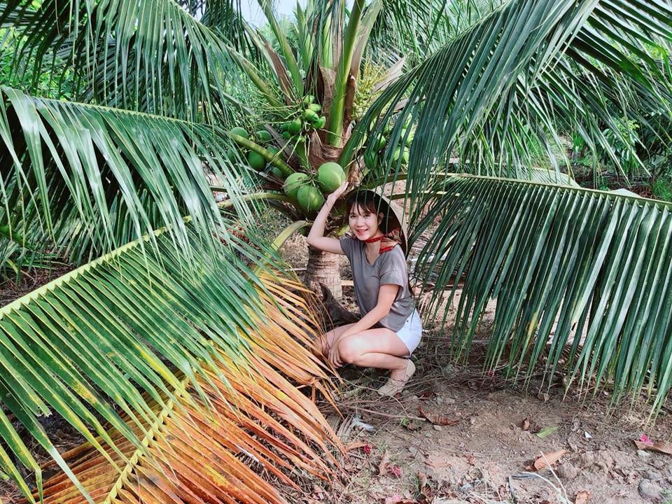 Và tạo dáng bên cây dừa.