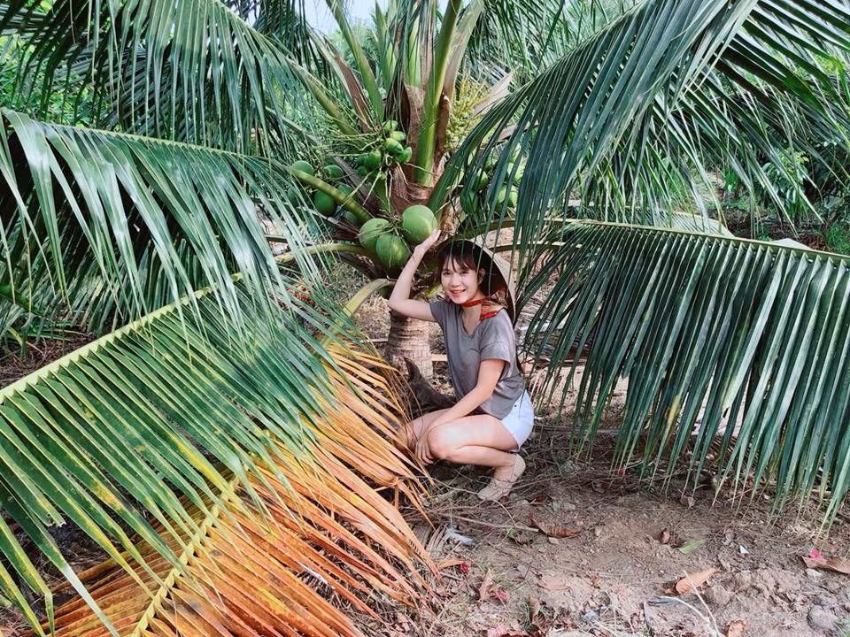 Và tạo dáng bên cây dừa.