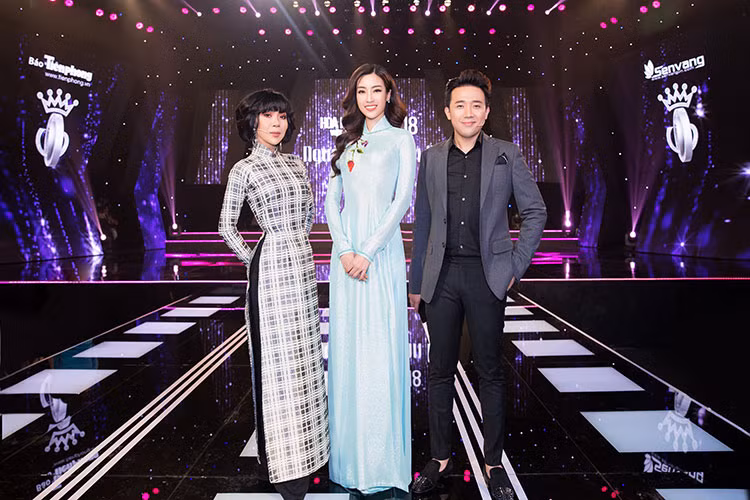 Nếu như 2 năm trước cô là một trong số các thí sinh thực hiện dự án thì giờ đây với danh nghĩa Đương kim Hoa hậu Việt Nam và Hoa hậu Nhân ái thế giới 2017, Mỹ Linh đã có thể ngồi vị trí bình luận viên cùng Trấn Thành và nhà báo Trác Thúy Miêu.