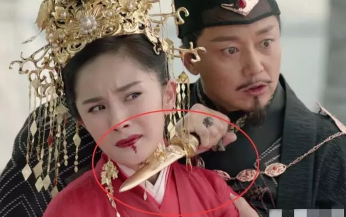 Chiếc gươm vàng cũng lộ rõ chất liệu nhựa, không tạo cảm giác nguy hiểm.