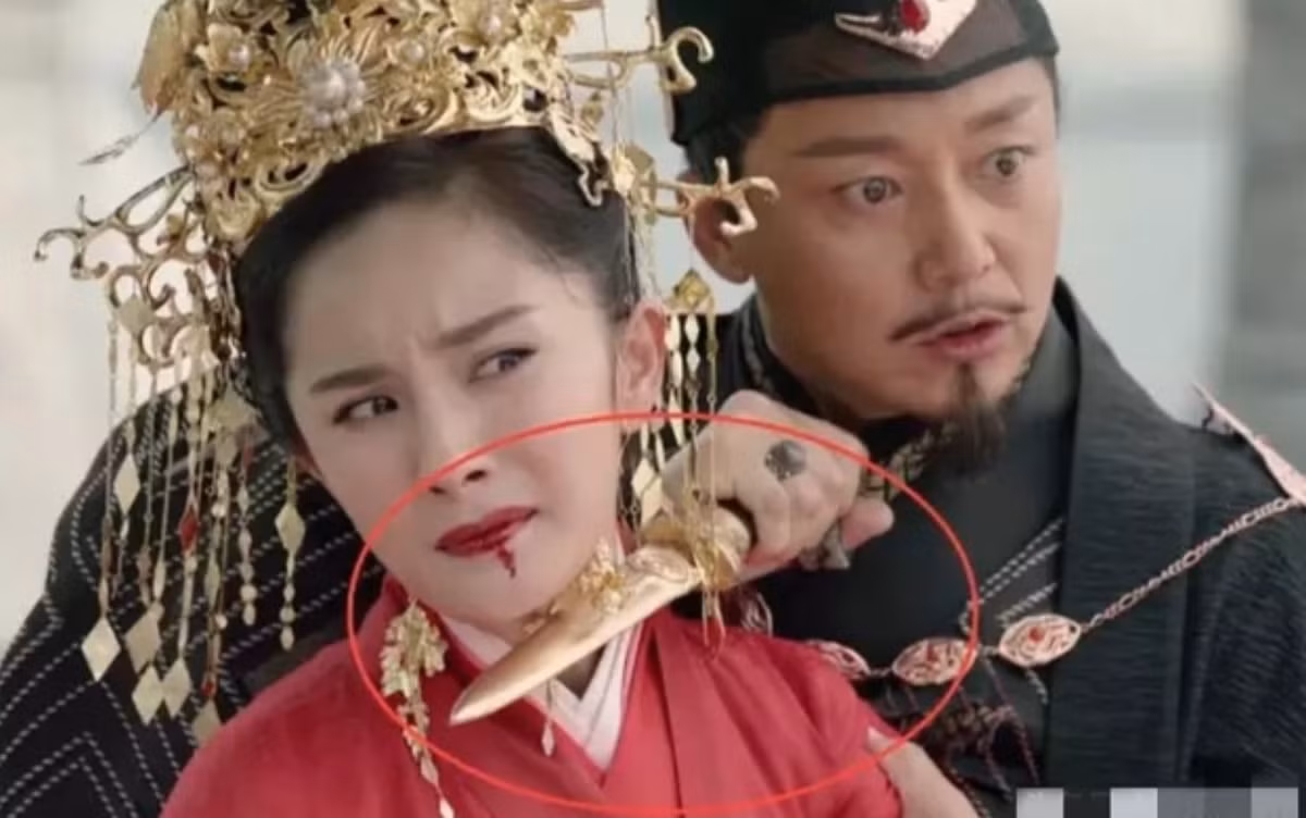 Chiếc gươm vàng cũng lộ rõ chất liệu nhựa, không tạo cảm giác nguy hiểm.