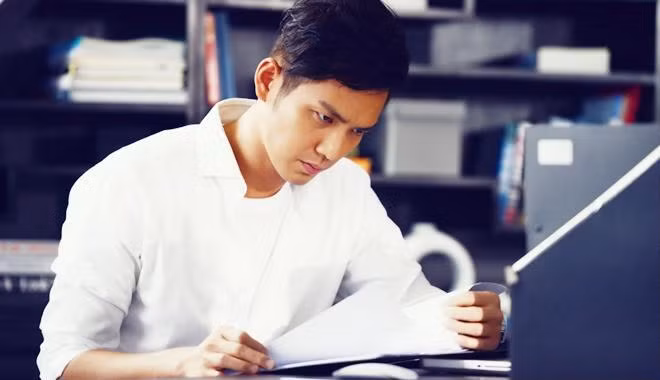 Anh không đẹp trai nhưng không hiểu sao tôi lại say đứ đừ đôi mắt thoáng chút buồn, cái vẻ lạnh lùng nhưng vẫn có gì đó ấm áp của anh ngay từ lần đầu gặp. (Ảnh minh họa)