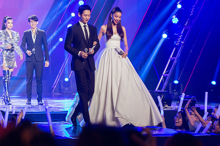 Cả hai còn khoác tay nhau khiến fan phát ghen.