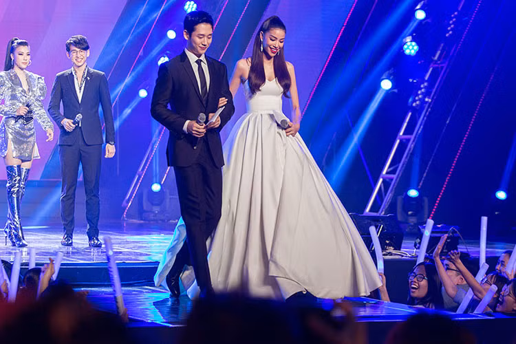 Cả hai còn khoác tay nhau khiến fan phát ghen.