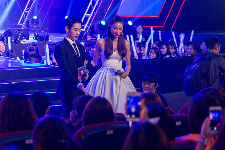 Chia sẻ về cơ duyên tham gia chương trình, Hoa hậu Phạm Hương bày tỏ sự vinh dự khi được mời góp mặt trong đêm diễn quy tụ những nghệ sĩ nổi tiếng ở Hàn Quốc lẫn Việt Nam.