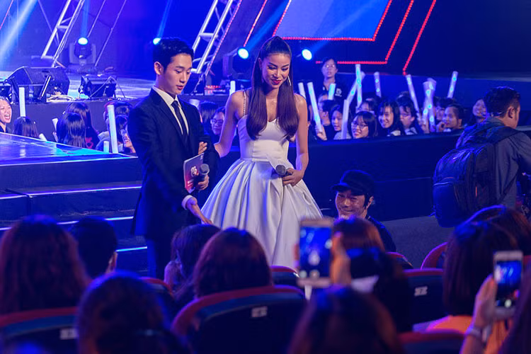 Chia sẻ về cơ duyên tham gia chương trình, Hoa hậu Phạm Hương bày tỏ sự vinh dự khi được mời góp mặt trong đêm diễn quy tụ những nghệ sĩ nổi tiếng ở Hàn Quốc lẫn Việt Nam.