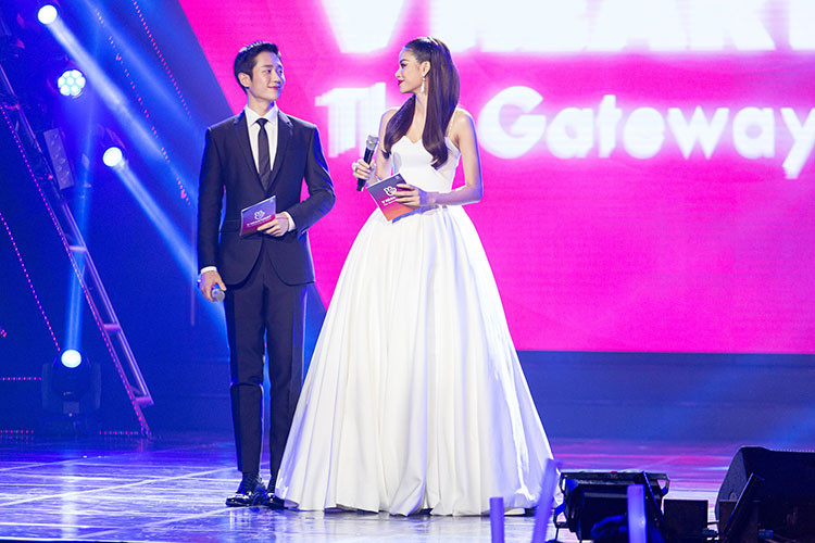 Phạm Hương và tài tử Jung Hae In với nụ cười rạng rỡ, cách giao tiếp, trò chuyện lịch thiệp đã ghi điểm với khán giả, giúp gắn kết mọi người với chương trình và tạo sự tung hứng ăn ý trên sân khấu.