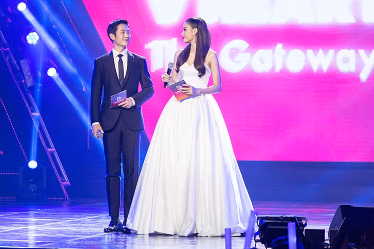 Phạm Hương và tài tử Jung Hae In với nụ cười rạng rỡ, cách giao tiếp, trò chuyện lịch thiệp đã ghi điểm với khán giả, giúp gắn kết mọi người với chương trình và tạo sự tung hứng ăn ý trên sân khấu.