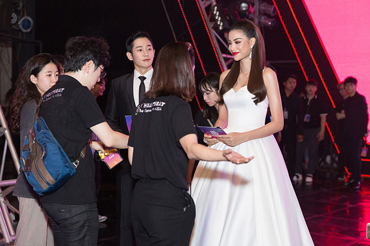 Chương trình âm nhạc V Heartbeat Live vừa có đêm nhạc mở màn vào ngày 8/7 tại TP.HCM với sự góp mặt của dàn sao Việt đình đám. Đặc biệt là sự tham gia của đại diện đến từ Hàn Quốc - Winner và khách mời Jung Hae In - nam chính trong phim "Chị đẹp mua cơm ngon cho tôi".