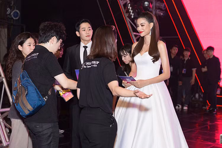 Chương trình âm nhạc V Heartbeat Live vừa có đêm nhạc mở màn vào ngày 8/7 tại TP.HCM với sự góp mặt của dàn sao Việt đình đám. Đặc biệt là sự tham gia của đại diện đến từ Hàn Quốc - Winner và khách mời Jung Hae In - nam chính trong phim "Chị đẹp mua cơm ngon cho tôi".