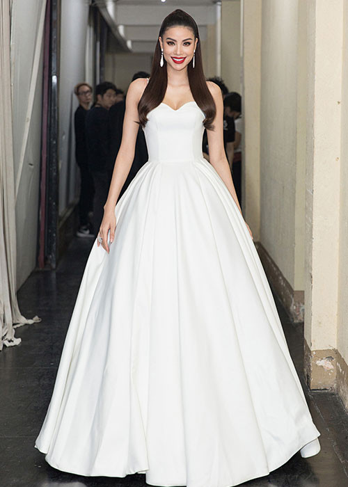 Phạm Hương diện váy trắng đẹp lộng lẫy. Jung Hae In đảm nhận vai trò MC cùng Hoa hậu Phạm Hương trong chương trình.