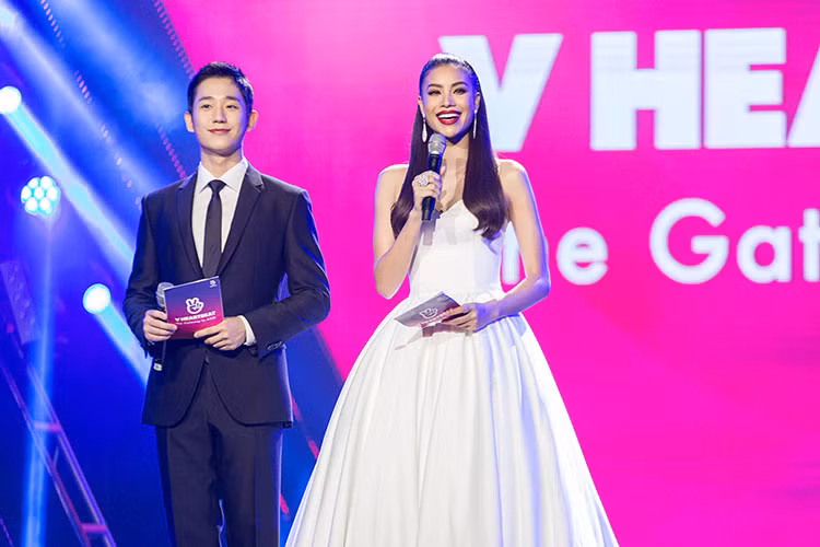 Nam diễn viên "Chị đẹp mua cơm ngon cho tôi" bảnh bao khi đứng cạnh Hoa hậu Phạm Hương.