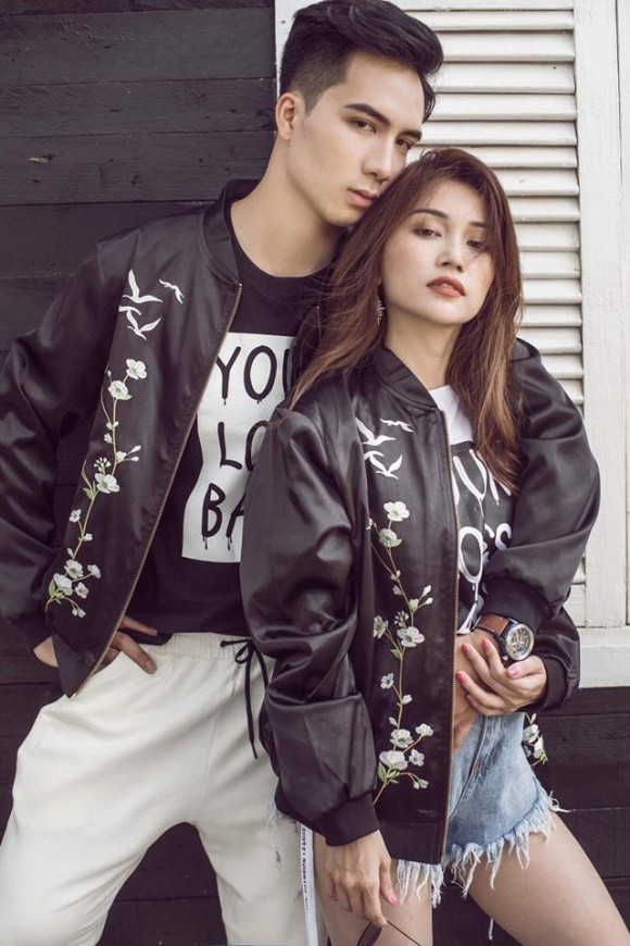 Sĩ Thanh quen Hạo Đông khi anh chàng này đóng MV của cô. Sau một thời gian tìm hiểu, cặp đôi công khai hẹn hò vào tháng 2/2017.