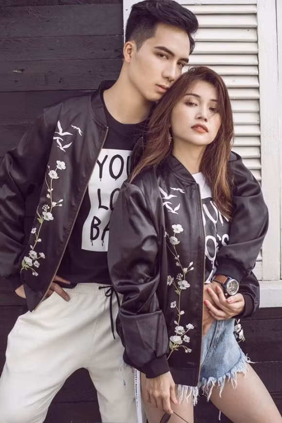 Sĩ Thanh quen Hạo Đông khi anh chàng này đóng MV của cô. Sau một thời gian tìm hiểu, cặp đôi công khai hẹn hò vào tháng 2/2017.